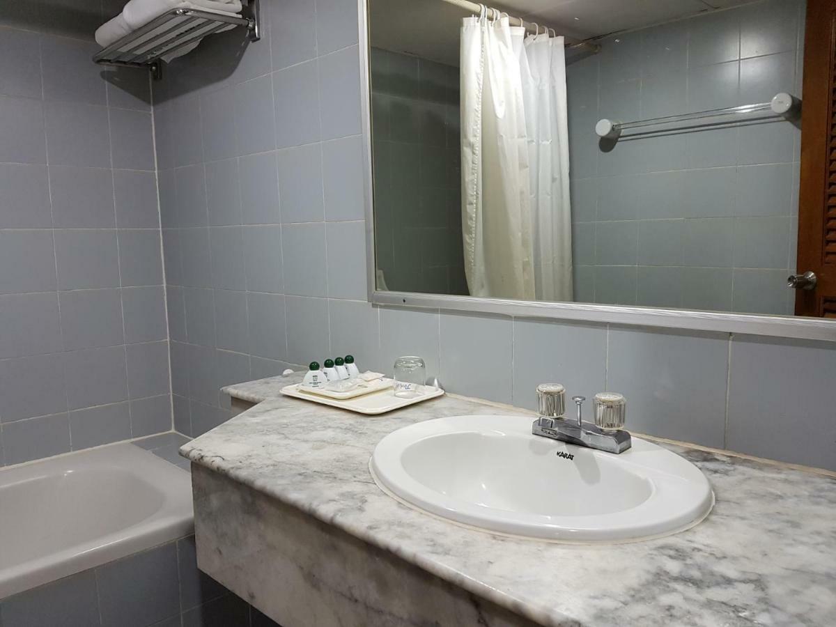 The Park Hotel Sukhumvit 7 Bangkok Buitenkant foto