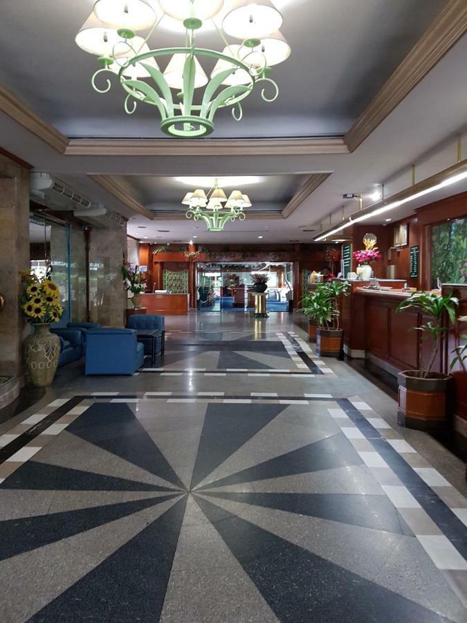 The Park Hotel Sukhumvit 7 Bangkok Buitenkant foto